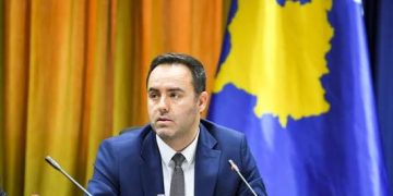 “Akt vandalizmi”: MPJD-ja dënon mbishkrimet “Kosova është serbi” në Ambasadën në Berlin