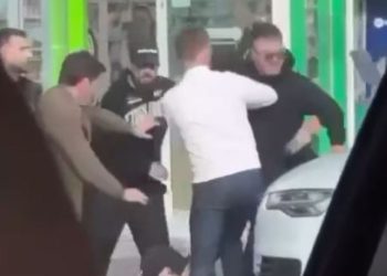 Dalin pamjet: Momenti kur gazetari sulmohet nga këngëtari me shokë