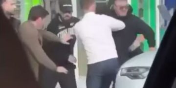 Dalin pamjet: Momenti kur gazetari sulmohet nga këngëtari me shokë