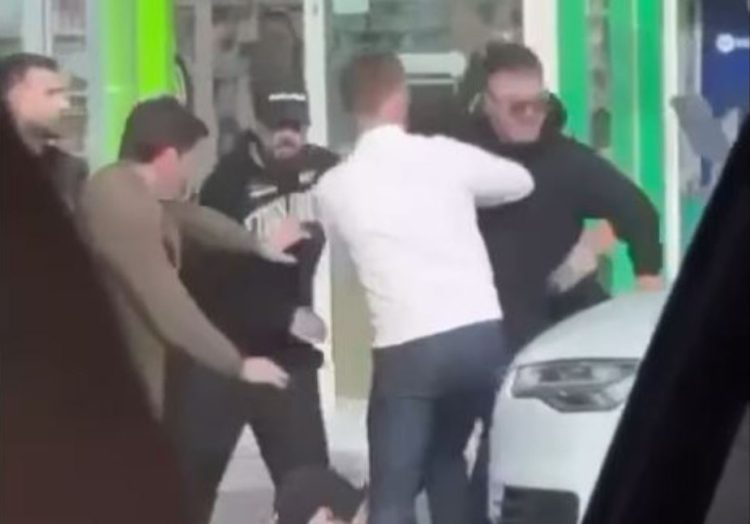 Dalin pamjet: Momenti kur gazetari sulmohet nga këngëtari me shokë