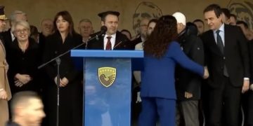 Osmani dhe Kurti i shtrëngojnë duart në rreshtimin e kuadrateve të FSK-së, pas mos-përshëndetjes në Kuvend