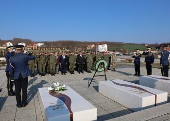 FSK bënë homazhe në Kompleksin memorial në Prekaz