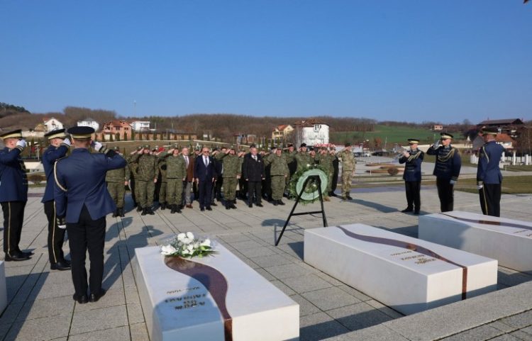 FSK bënë homazhe në Kompleksin memorial në Prekaz