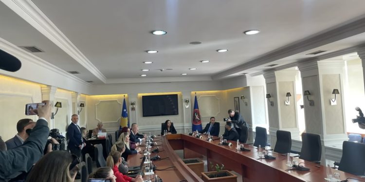 Përfundon takimi i presidentes me liderët e partive politike