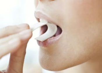 Përse ekspertët këshillojnë të përtypni çamçakëz para gjumit