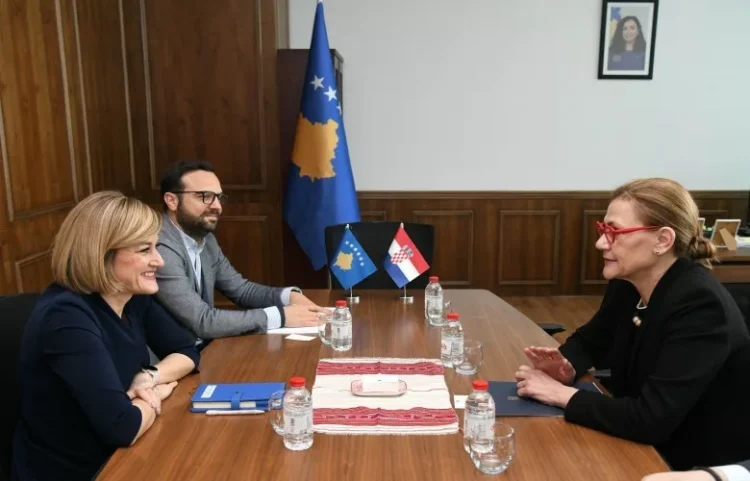 Kusari-Lila pret ambasadoren kroate, diskutohet për bashkëpunim ekonomik