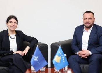 Maqedonci pret në takim zyrtaren e NATO-s, flitet për anëtarësimin e vendit në aleancë