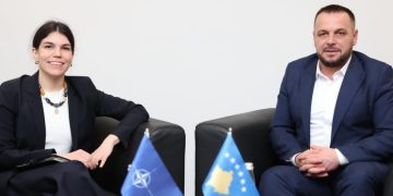 Maqedonci pret në takim zyrtaren e NATO-s, flitet për anëtarësimin e vendit në aleancë