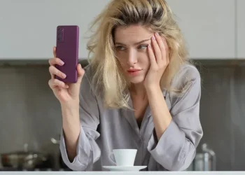 Këshilla të psikologëve për fokus dhe qetësi mendore: Mos merrni vendime të rëndësishme me kafen e mëngjesit