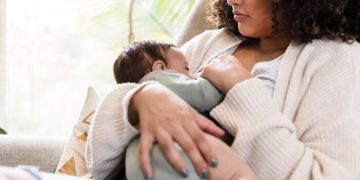 Përfitimet që i sjell gjidhënia te nëna dhe bebi