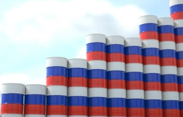 SHBA-ja lejonë përkohësisht blerjen e naftës ruse të mbajtur në det