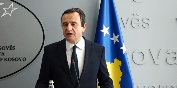 Kurti: Qeveria do t’u ofrojë leje qëndrimi për 12 muaj studentëve dhe punëtorëve serbë