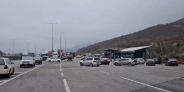 Ky proces do të zhvillohet në koordinim me Përfaqësuesin e Posaçëm të Bashkimit Evropian për dialog dhe me përfaqësuesit e komunitetit serb. Dje, kryeministri i Kosovës Albin Kurti, gjatë një konference për media pas mbledhjes së Qeverisë tha se ligjet do të zbatohen pa penguar ofrimin e shërbimeve bazike, por gjithashtu do të eliminojnë mekanizmat ilegalë që financohen nga Serbia. Emisari i BE-së për dialogun Kosovë–Serbi, Peter Sørensen, ka përshëndetur angazhimin e Kosovës për zbatimin e ligjeve dhe ka vlerësuar përpjekjet për integrimin e shërbimeve shëndetësore dhe arsimore brenda kuadrit ligjor të vendit. Ndërkaq, shefi i Zyrës së BE-së në Kosovë, Aivo Orav, konfirmoi se ka dakordim për nisjen e regjistrimit të serbëve të Kosovës dhe për dhënien e lejeve të qëndrimit të përkohshëm.