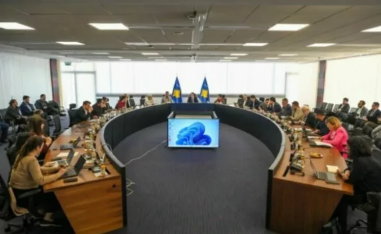 Kurti: Dita e dytë e takimit tërëditor të kabinetit qeveritar, projekte të mëdha e punë të mira na presin