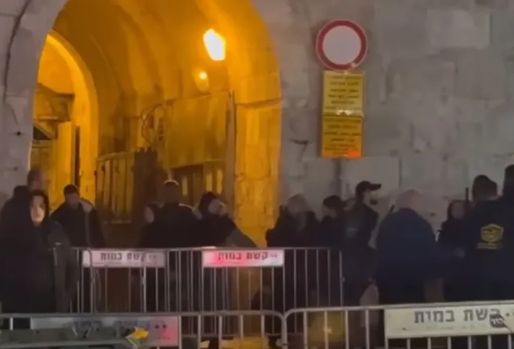 Izraeli shndërron Qytetin e Vjetër të Jerusalemit në zonë ushtarake, ndalohet falja në Al-Aksa