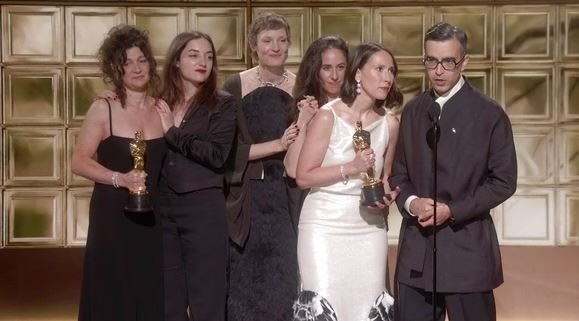 Luana Bajrami shkëlqen në Oscars, “Two People Exchanging Saliva” fiton çmimin për filmin më të mirë të shkurtër