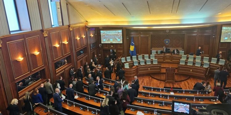 Bllokada në Kuvend rrezikon fatin e marrëveshjeve ndërkombëtare 121-milionëshe