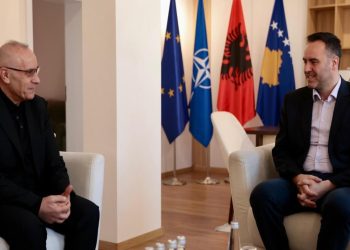 Ademi takohet me Konjufcën, flasin për ndeshjen Sllovaki-Kosovë