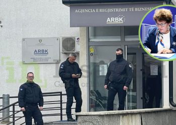 Policia shoqëron në stacion u.d. kryeshefen e ARBK’së, Igballe Jasharin