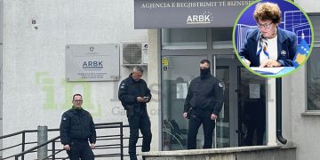 Policia shoqëron në stacion u.d. kryeshefen e ARBK’së, Igballe Jasharin