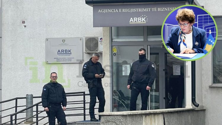 Policia shoqëron në stacion u.d. kryeshefen e ARBK’së, Igballe Jasharin