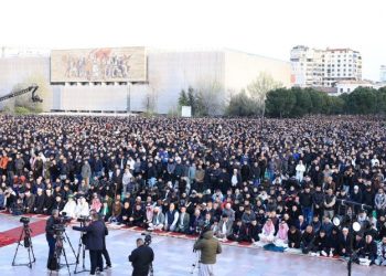 Mijëra besimtarë falën namazin e Bajramit në Tiranë