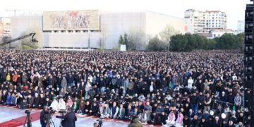 Mijëra besimtarë falën namazin e Bajramit në Tiranë