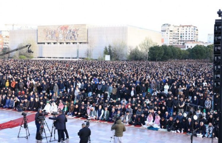 Mijëra besimtarë falën namazin e Bajramit në Tiranë