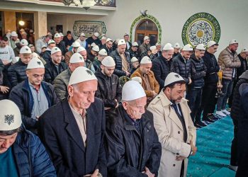 Besimtarët falin Bajramin me plisa në kokë (FOTO)