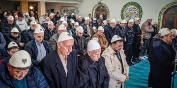 Besimtarët falin Bajramin me plisa në kokë (FOTO)