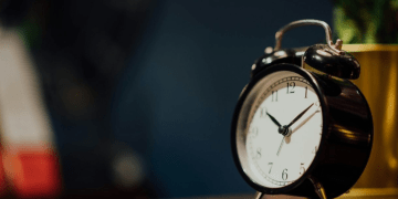 Ora Verore 2026, kur do t’i çojmë akrepat 60 minuta përpara dhe do të “humbasim” një orë gjumë