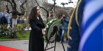 Osmani bën homazhe për ushtarët e rënë të NATO-s: Ndërhyrja hapi rrugën drejt lirisë dhe paqes