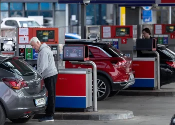 Sllovenia bëhet vendi i parë i BE-së që prezanton ‘kufizimin’ e karburantit