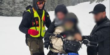 Shpëtohet familja kosovare e cila ishte bllokuar nga bora në kufirin Kosovë-Mali i Zi