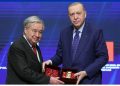 Presidenti turk i dorëzon çmimin ndërkombëtar të paqes kreut të OKB-së