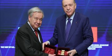 Presidenti turk i dorëzon çmimin ndërkombëtar të paqes kreut të OKB-së