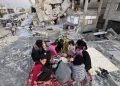 Familja palestineze çel iftarin mes rrënojave të shtëpisë së shkatërruar nga su*lmet izr@elite në G@za