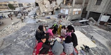Familja palestineze çel iftarin mes rrënojave të shtëpisë së shkatërruar nga su*lmet izr@elite në G@za