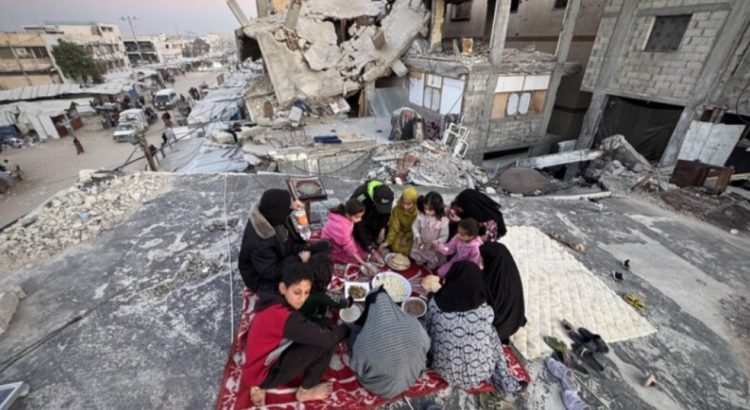 Familja palestineze çel iftarin mes rrënojave të shtëpisë së shkatërruar nga su*lmet izr@elite në G@za