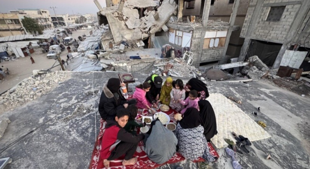 Familja palestineze çel iftarin mes rrënojave të shtëpisë së shkatërruar nga su*lmet izr@elite në G@za