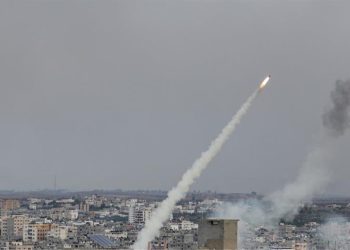 Fragmente r@ketash bien pranë parlamentit dhe zyrës së Netanyahut në Kuds