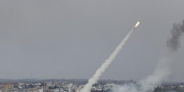 Fragmente r@ketash bien pranë parlamentit dhe zyrës së Netanyahut në Kuds