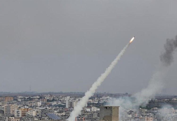 Fragmente r@ketash bien pranë parlamentit dhe zyrës së Netanyahut në Kuds