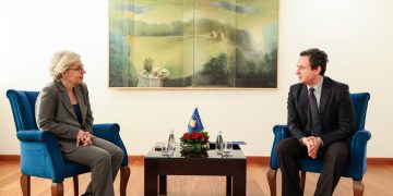 Kurti emëron Gërvallën koordinatore për mbrojtje nga dh*una në familje