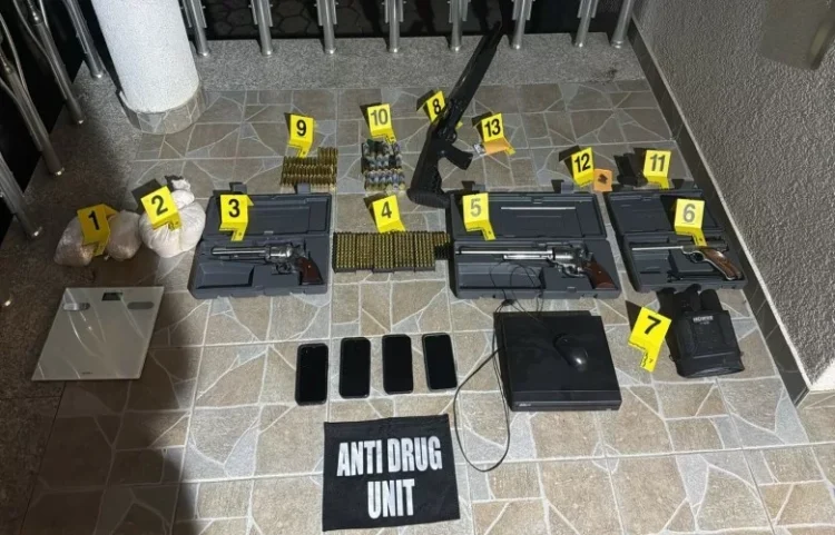 Sekuestrohen 2 kg he*roinë, ar*më dhe mu*nicion në Suharekë