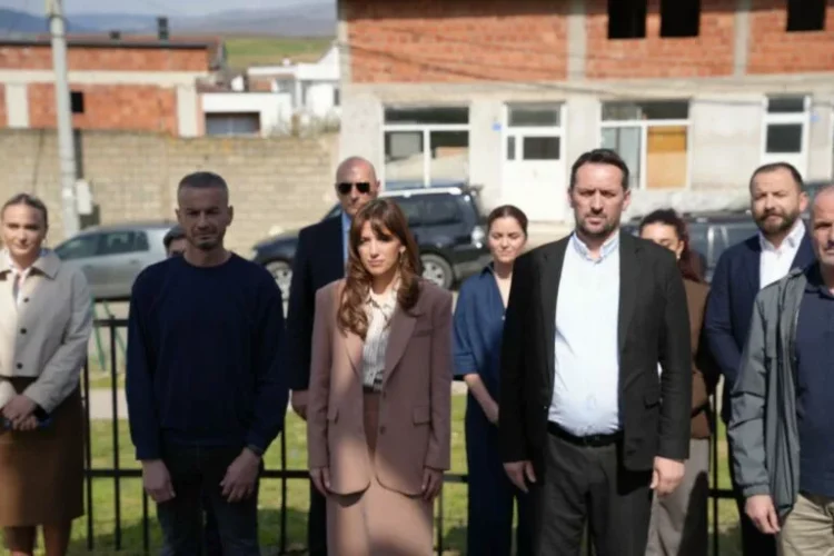 Haxhiu bëri homazhe në memorialin e martirëve në fshatin Tërrnje