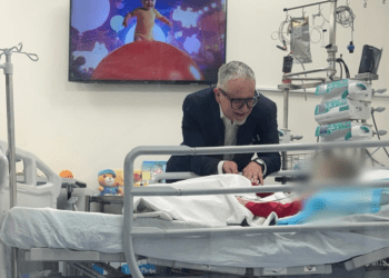 Ministri Vitia viziton 5 vjeçarin që ishte keqtrajtuar nga prindërit e tij