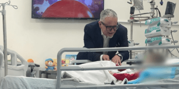 Ministri Vitia viziton 5 vjeçarin që ishte keqtrajtuar nga prindërit e tij