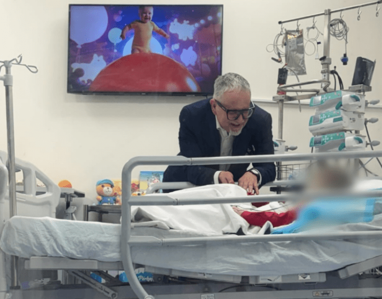 Ministri Vitia viziton 5 vjeçarin që ishte keqtrajtuar nga prindërit e tij