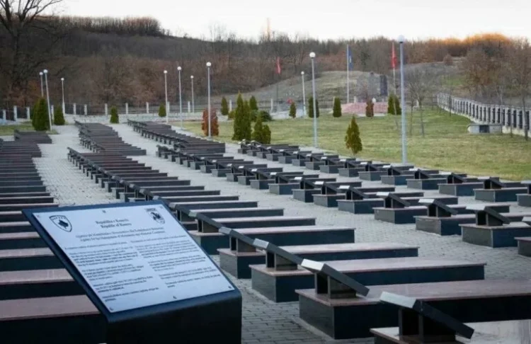 Kurti përkujton m@sakrën e Izbicës: Plagët mbeten të hapura…